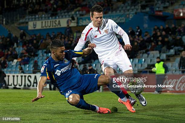 Yevhen Konoplyanka of Sevilla FC competes for the ball with Wanderson Maciel of Getafe CF during the La Liga match between Getafe CF and Sevilla CF...