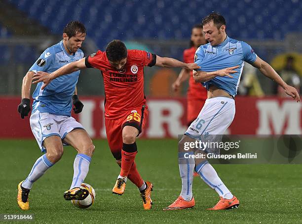 Senad Lulic of SS Lazio, Sabri Sarioglu of Galatasaray AS and Stefan Radu of SS Lazio in action during the UEFA Europa League Round of 32 second leg...