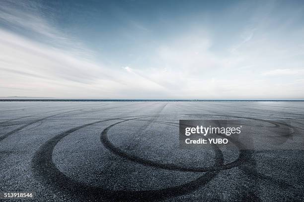 the seaside parking lot - skid marks 個照片及圖片檔