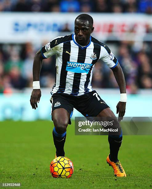 Moussa Sissoko of Newcastle United ontrols the ball during the Barclays Premier League match between Newcastle United and A.F.C. Bournemouth at St...