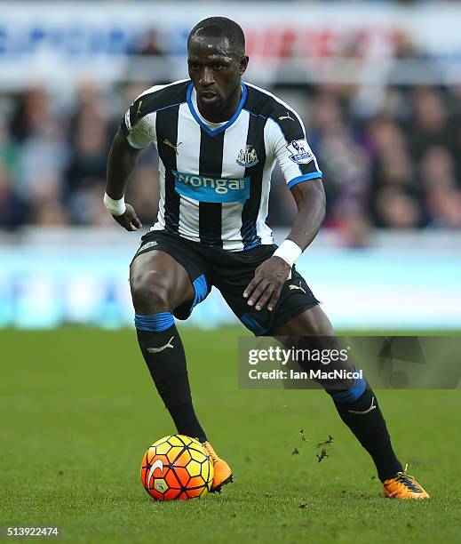 Moussa Sissoko of Newcastle United ontrols the ball during the Barclays Premier League match between Newcastle United and A.F.C. Bournemouth at St...