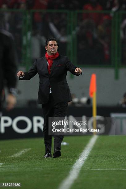 Benfica's coach Rui Vitoria during the match between Sporting CP and SL Benfica for the Portuguese Primeira Liga at Jose Alvalade Stadium on March...