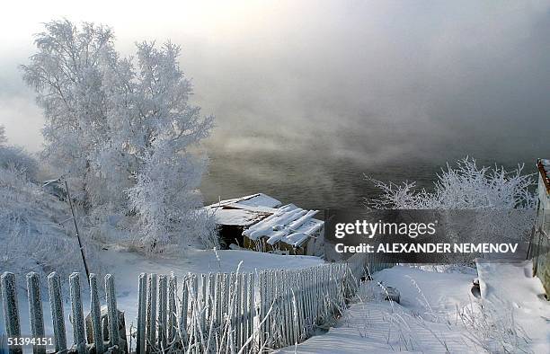 Winter view of the banks of the Baikal lake taken 11 December 2000 not far from the village of Listvyanka, 70 km from the Siberian city of Irkutsk....