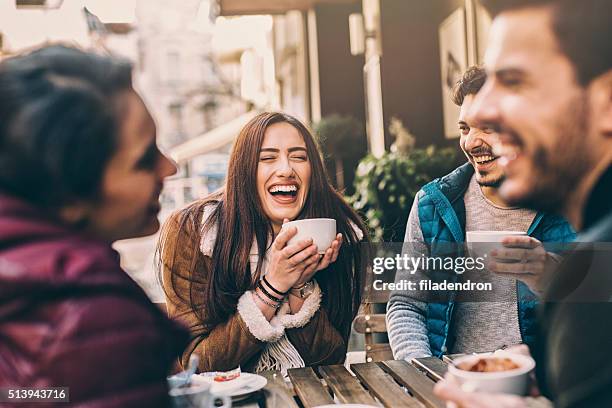 eine gruppe von freunden reden und lachen - cafe outside stock-fotos und bilder