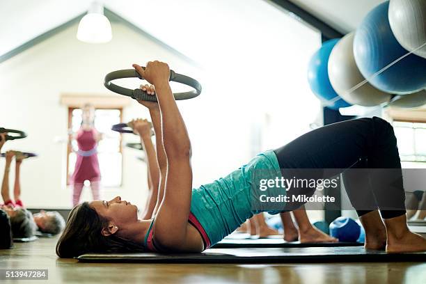 inizia un muoverti e un unirsi al pilates movimento - cerchio in metallo da pilates foto e immagini stock