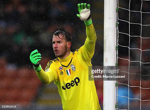 Norberto Murara Neto of Juventus FC directs his defense during the TIM Cup match between FC Internazionale Milano and Juventus FC at Stadio Giuseppe...