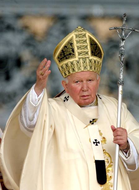 Pope John Paul II waves to pilgrims on Saint Peter Square 21 May 2000 during a mass for the canonization of 27 Mexican priests and laymen, 25 of them...