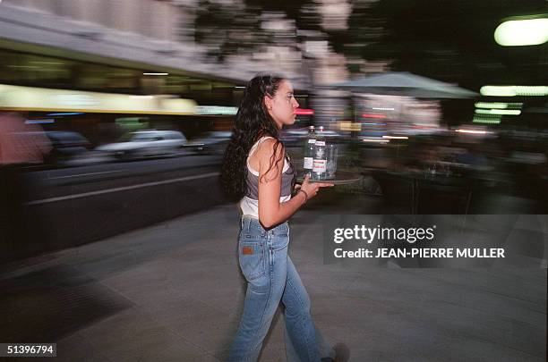 Waitress serves clients 07 June 1999 at a cafe terrace in the centre of Madrid. Serveuse travaille sur une terrasse de cafT au centre de Madrid le 07...