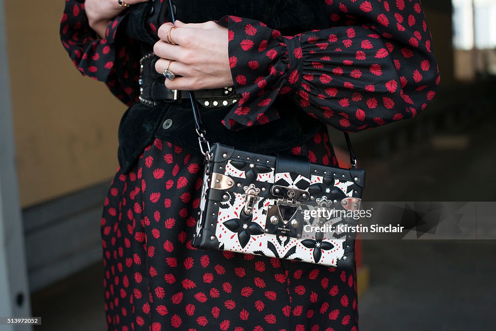 Street Style -Paris Fashion Week : Day Two Womenswear Fall Winter 2016/2017