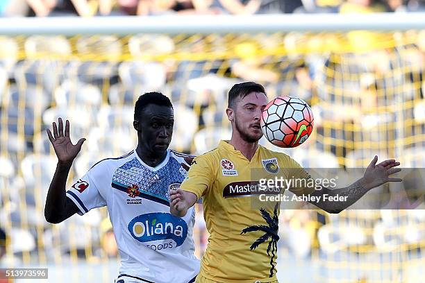 Roy O'Donovan of the Mariners contests the header against Thomas Deng of the Victory during the round 22 A-League match between the Central Coast...