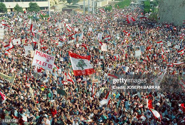 Christian Maronite east Beirut residents stage a rally outside Baabda presidential palace 04 November 1989 to support General MIchel Aoun's refusal...