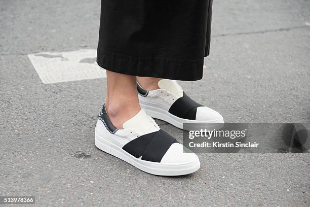 Fashion Blogger Samantha Angelo wears Liesangbong trousers and PrimaBase shoes on day 5 during Paris Fashion Week Autumn/Winter 2016/17 on March 5,...