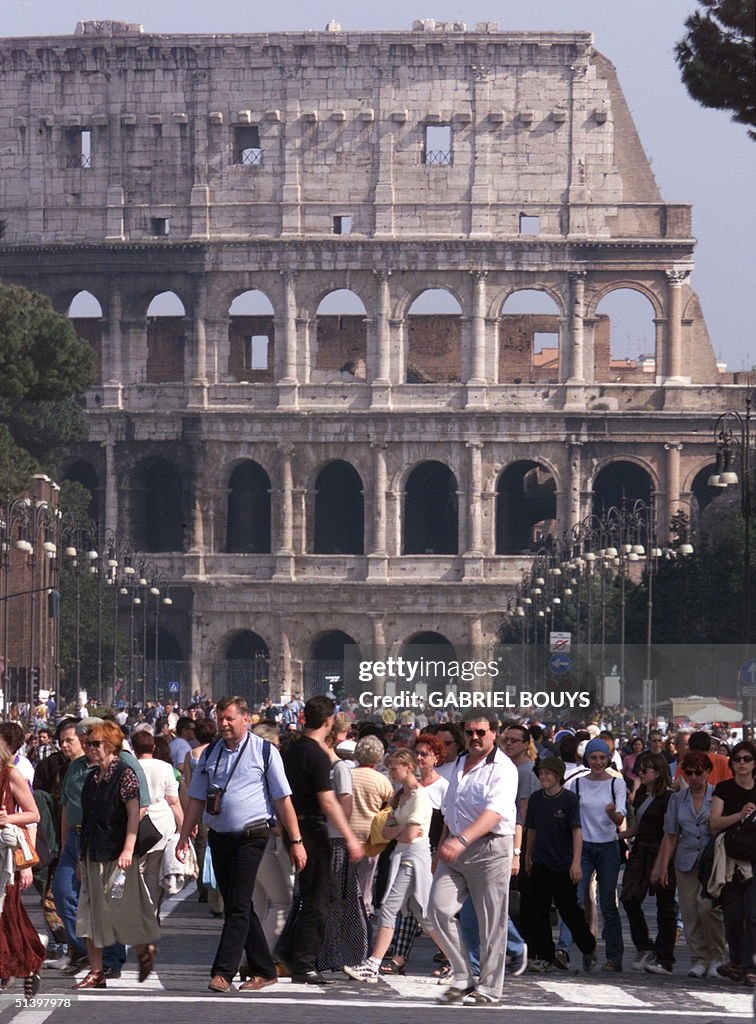Tourists visit the Coliseum in Rome, 23 April 2000