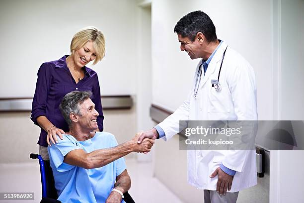 wurden sie ein sterne geduld! - couple shaking hands with doctor stock-fotos und bilder