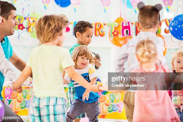 verspielte kinder zum geburtstag party. - kindergeburtstag stock-fotos und bilder