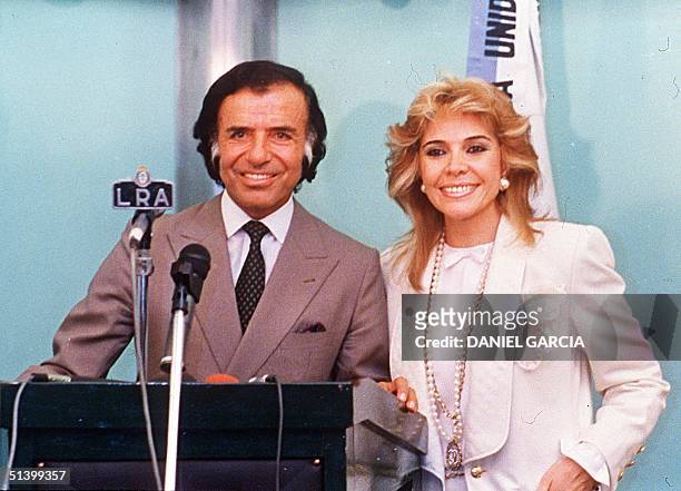 Picture dated 15 May 1989 showing then opposition presidential candidate President Carlos Menem and his wife Zulema Yoma at a press conference in La...