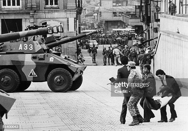 An injured man is evacuated from the Palace of Justice, 06 November 1985, occupied by a M19 movement guerrillas commando who still detain a hundred...