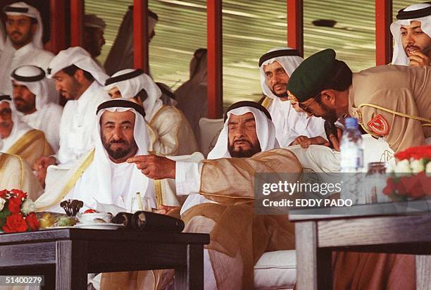 Emirati President Sheikh Zayed ibn Sultan al-Nahayan , speaks with one of his officers, 17 March 1999 during the President Cup camel race in Dubai.
