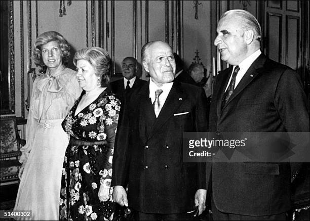 Tunisian President Habib Ben Ali Bourguiba walks 29 June 1972 together with French President Georges Pompidou during his visit to Paris. At left, Mme...