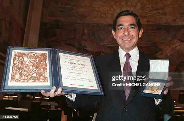 Costa Rican President Arias Sanchez shows his Nobel Peace prize medal and diploma 10 December 1987 at Oslo University's Great hall. Arias is the 72nd...