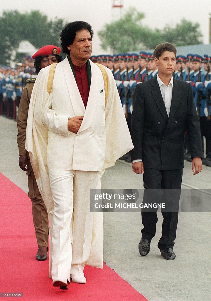 Libyan Head of State Colonel Moamer Kadhafi (L) an