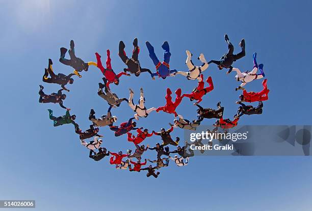 skydivers holding hands - gemeenteraad stockfoto's en -beelden