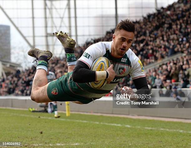 Peter Betham of Leicester Tigers dives in to score a try during the Aviva Premiership match between Leicester Tigers and Exeter Chiefs at Welford...
