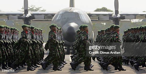 new and outgoing indonesian presidents salute the military - military parade stock pictures, royalty-free photos & images