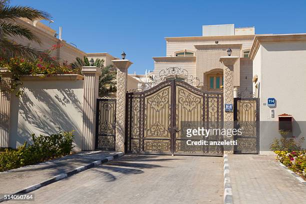 luxury residential building in the united arab emirates - arab villa stockfoto's en -beelden