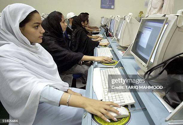Pakistani Student Using Computer Pakistan Girl Photos and Premium High Res Pictures - Getty Images