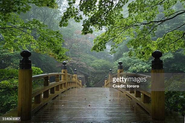 traditional japanese bridge in rain - garden bridge stockfoto's en -beelden