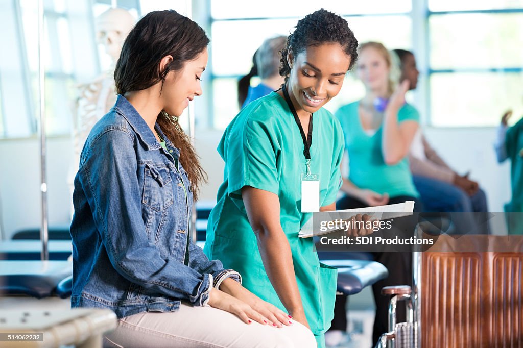 Krankenschwester oder Physiotherapeutin arbeitet mit jungen Patienten