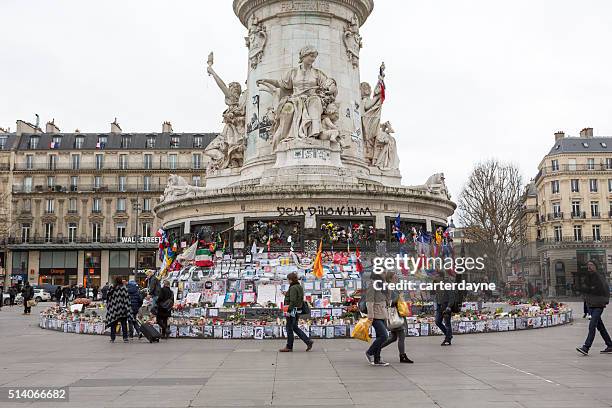 parís, francia terrorismo ataque memorial (13 de noviembre de 2015) lugar république - place de la republique paris fotografías e imágenes de stock