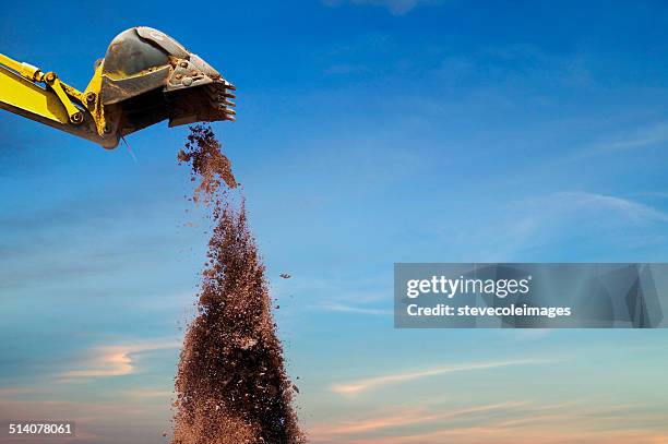 backhoe - camión de descarga fotografías e imágenes de stock