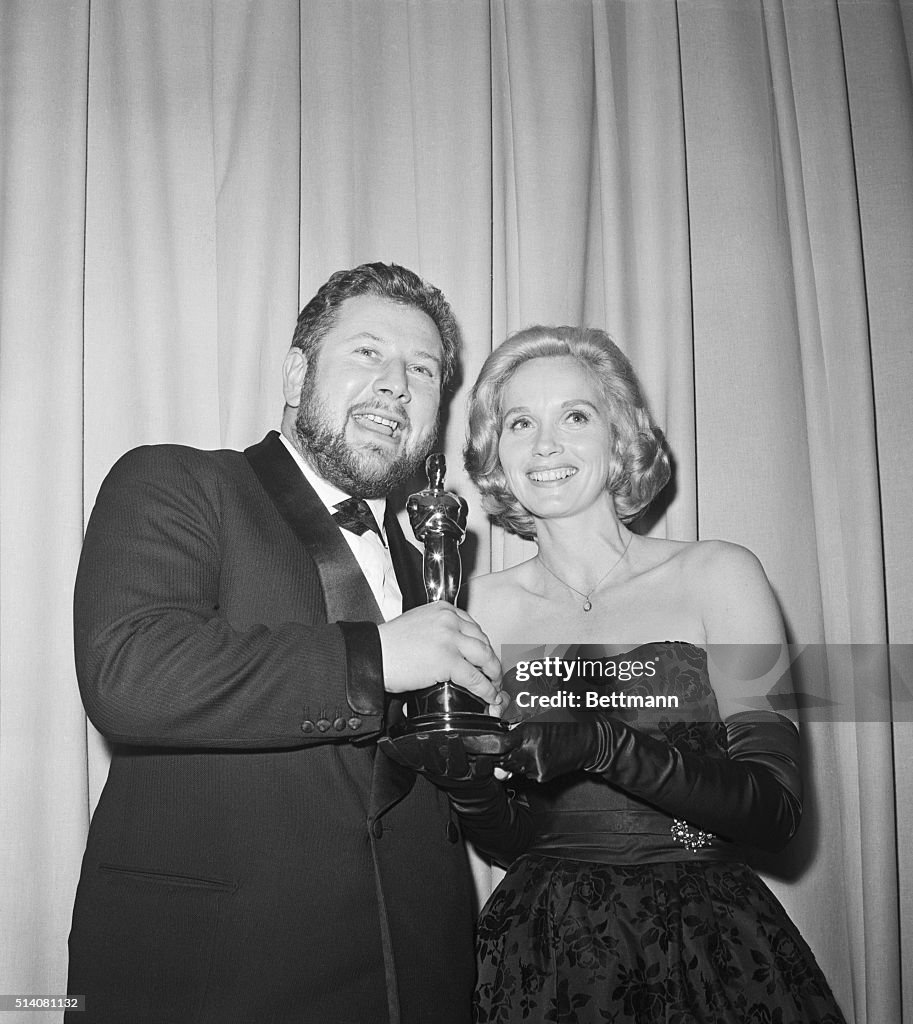 Ustinov Receives Oscar From Marie-Saint