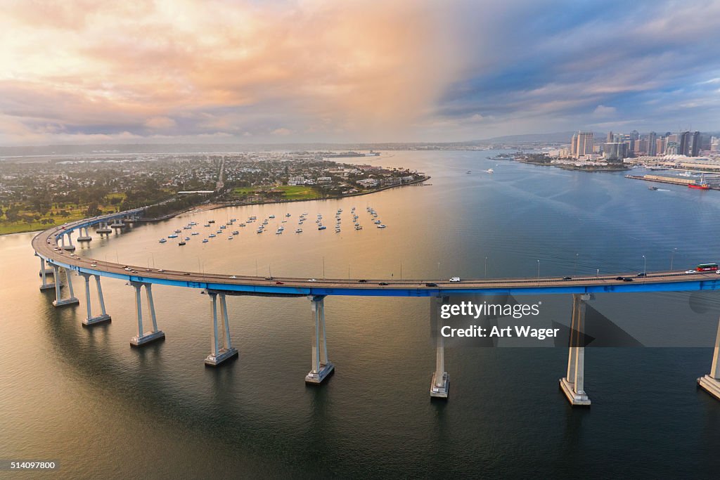 Die Coronado Brücke in der Abenddämmerung von oben