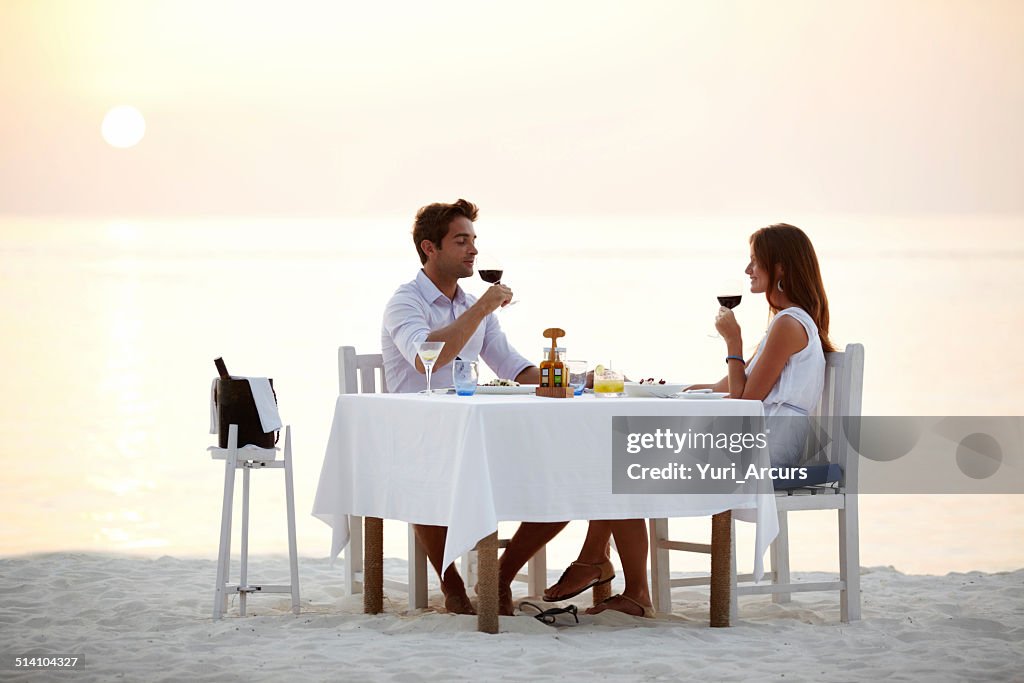 Romantisches Abendessen am Strand