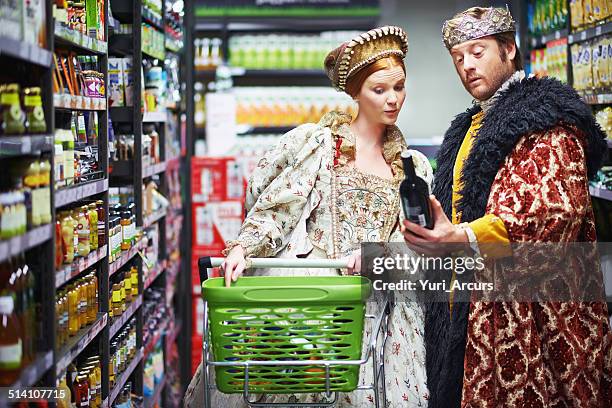 quizás la señora prefieren esta combinación? - traje de época fotografías e imágenes de stock