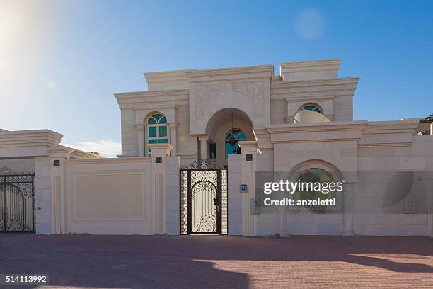 luxury residential building in the united arab emirates - arab villa stockfoto's en -beelden