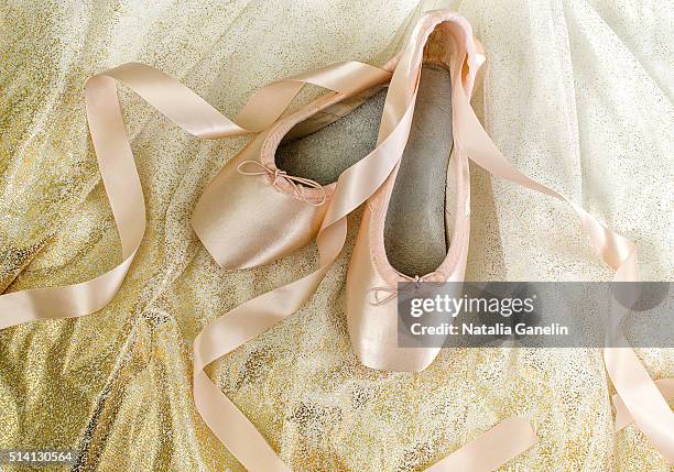 pointe shoes and white tutu - ballettschuh stock-fotos und bilder