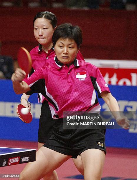 Li Jia Wei et Jing Jun Hong renvoient une balle des Coréennes Suk Eun Mil et Lee Eun Sil, le 22 mai 2003 au Palais Omnisports de Paris-Bercy à Paris,...