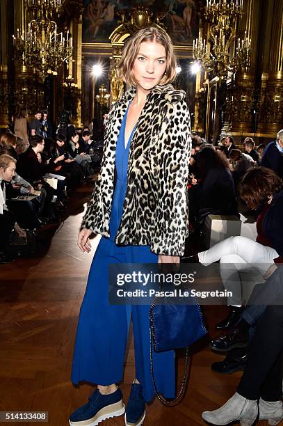 Arizona Muse attends the Stella McCartney show as part of the Paris Fashion Week Womenswear Fall/Winter 2016/2017 on March 7, 2016 in Paris, France.