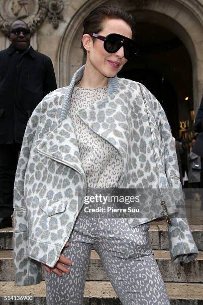 Noomi Rapace arrives at the Stella McCartney show as part of the Paris Fashion Week Womenswear Fall/Winter 2016/2017 on March 7, 2016 in Paris,...