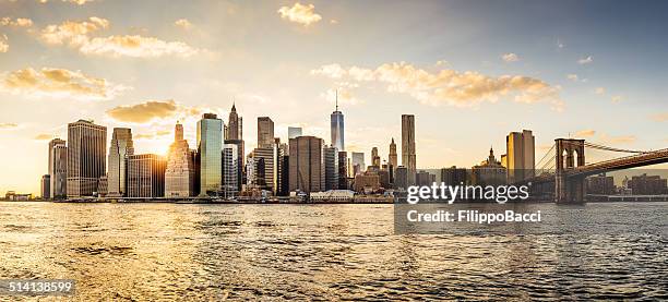 el horizonte de manhattan al atardecer - bajo manhattan manhattan fotografías e imágenes de stock