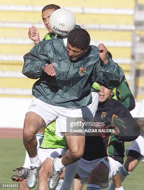 Joaquin Botero , jugador de los Pumas de Mexico, cabecea el balon ante la marca de Ruben Tufino y Diego Cabrera el 05 de octubre de 2004 durante una...