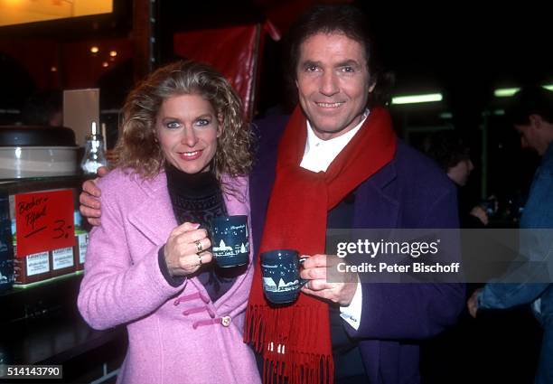 "Chris Roberts, Ehefrau Claudia Roberts, Bummel über Weihnachtsmarkt am in Hamburg, Deutschland. "