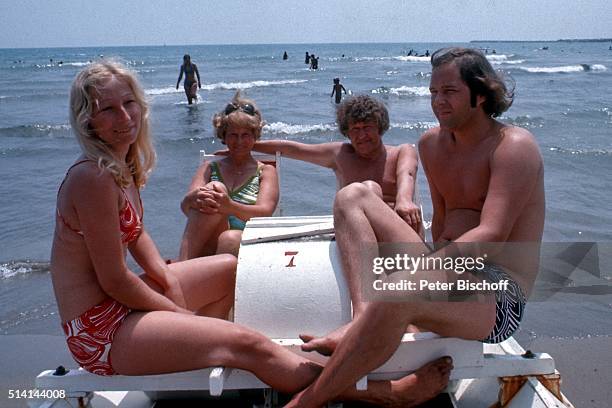 "Brigitte Dahm, Hildegard Fischer, Gotthilf Fischer, Helmuth Dahm, Urlaub am in Diano Marina, Italien. "