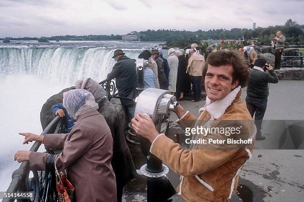"Hein Simons am beim Ausflug zu den Niagara-Fällen, Kanada. "