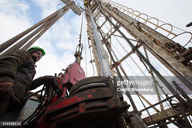 Upstream Rig Photos and Premium High Res Pictures - Getty Images