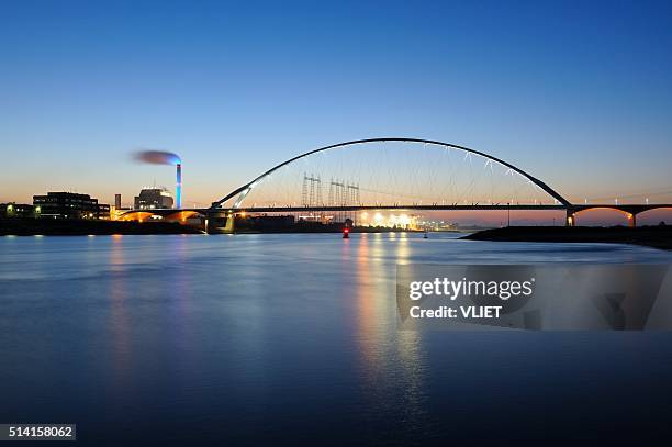 de oversteek over the waal river in nijmegen - nijmegen stockfoto's en -beelden